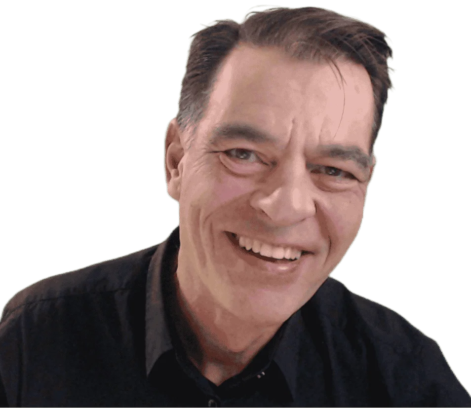 Ο Βασίλης Βαλανδρέας, χαμογελώντας