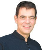 Vasilis-Valandreas-952x1080-color-left