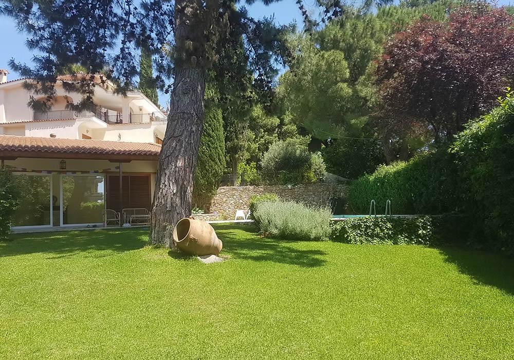 yoga-heart-outside